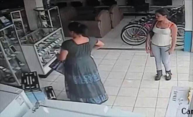 Γυναίκα… Ninja κλέβει τηλεόραση από ένα κατάστημα μέσα σε 10 δευτερόλεπτα (βίντεο)